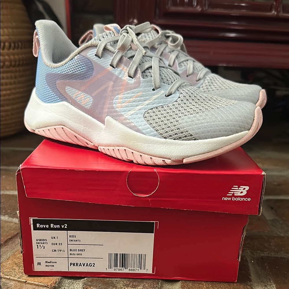 New Balance Rave Run v2 Kids Sneakers in Bright Sky/Granite/Rose Sugar